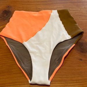 NWOT Left on Friday Hi Tide Bottom *Party Waves